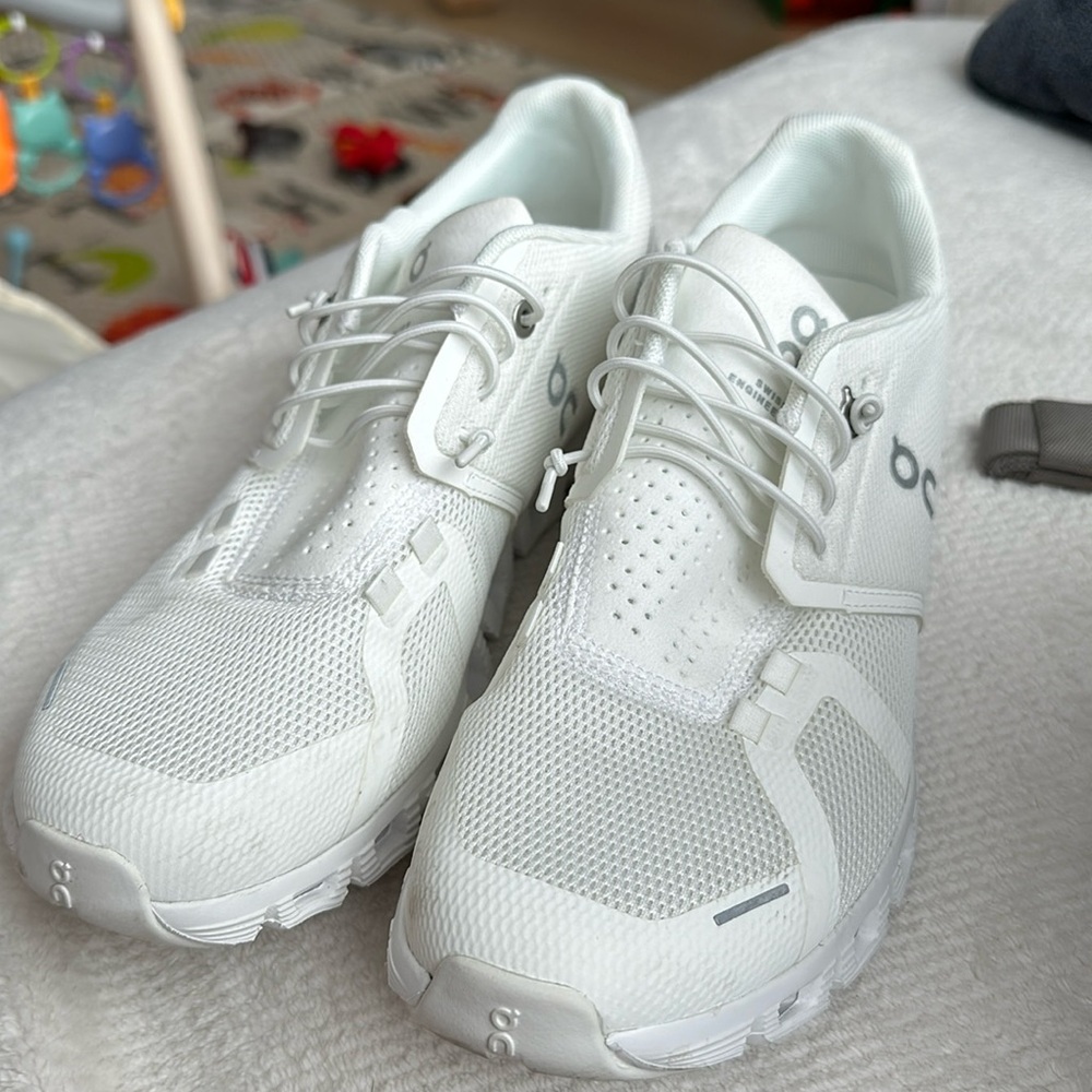 On running cloud white 8.5